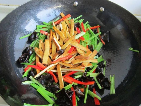 毛芹菜木耳炒香干的做法-家常味炒菜譜