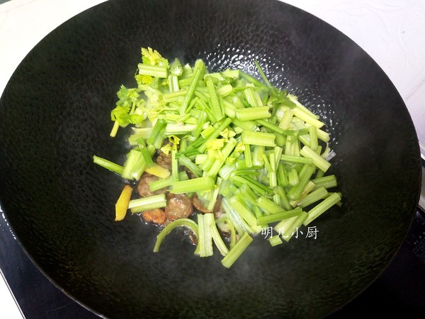 香腸炒芹菜的做法-家常味炒菜譜