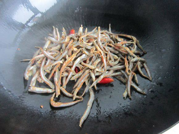 毛芹炒小青魚的做法-家常味炒菜譜