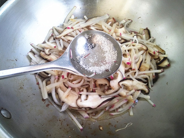 蘿卜燒香菇的做法-家常味燒菜譜