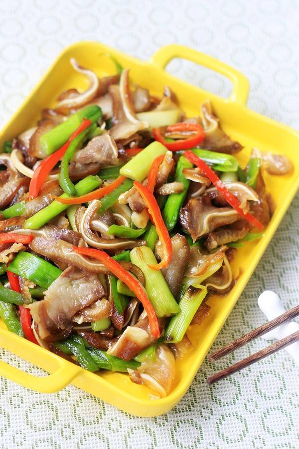 蒜苗炒豬耳朵的做法-蒜香味炒菜譜