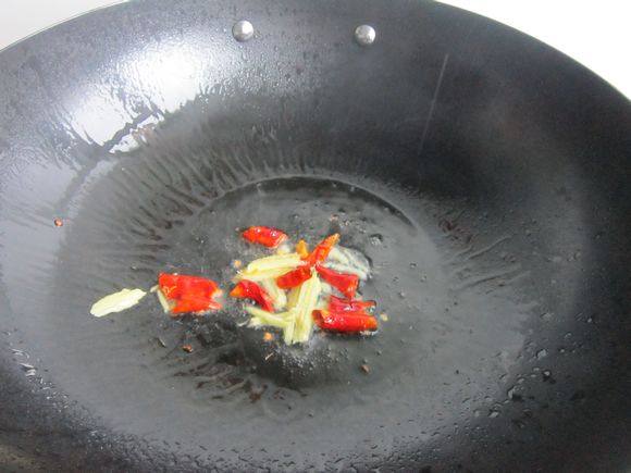 毛芹炒小青魚的做法-家常味炒菜譜