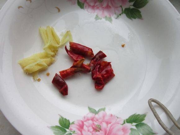 毛芹炒小青魚的做法-家常味炒菜譜