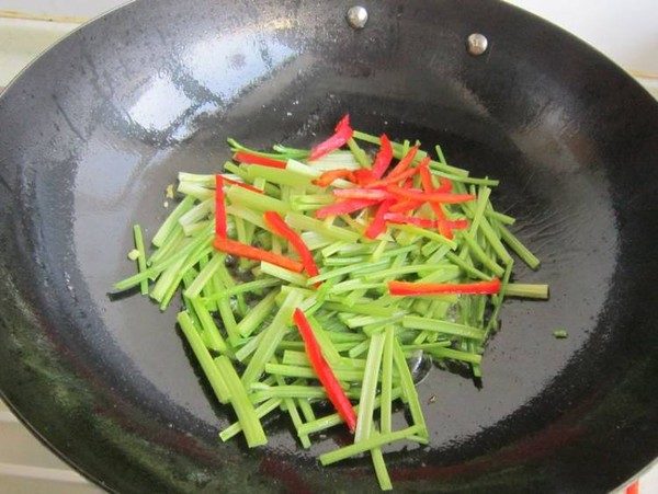 毛芹菜木耳炒香干的做法-家常味炒菜譜