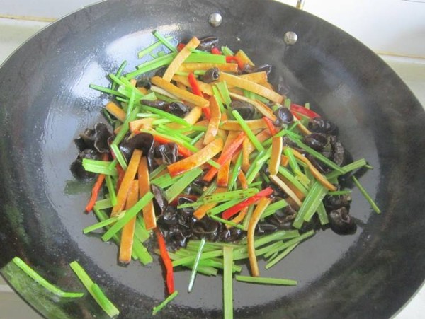 毛芹菜木耳炒香干的做法-家常味炒菜譜