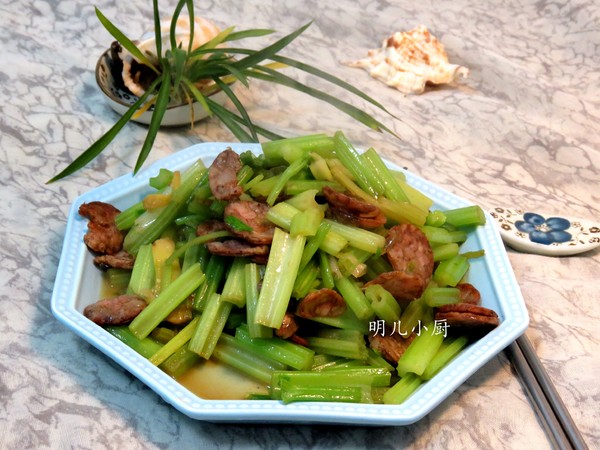 香腸炒芹菜的做法-家常味炒菜譜