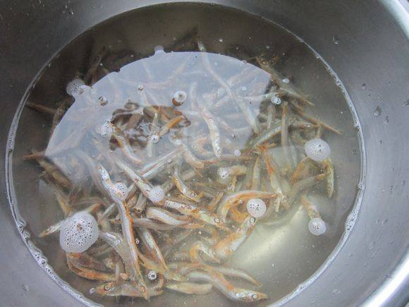 毛芹炒小青魚的做法-家常味炒菜譜