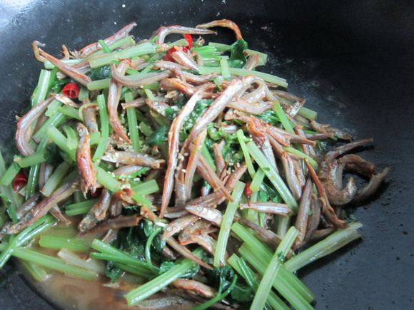 毛芹炒小青魚的做法-家常味炒菜譜