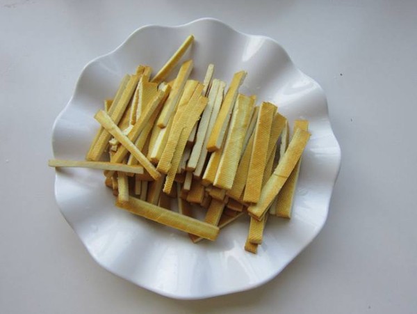 毛芹菜木耳炒香干的做法-家常味炒菜譜