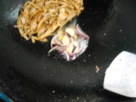 臘肉茶樹(shù)菇的做法-咸鮮味干煸菜譜