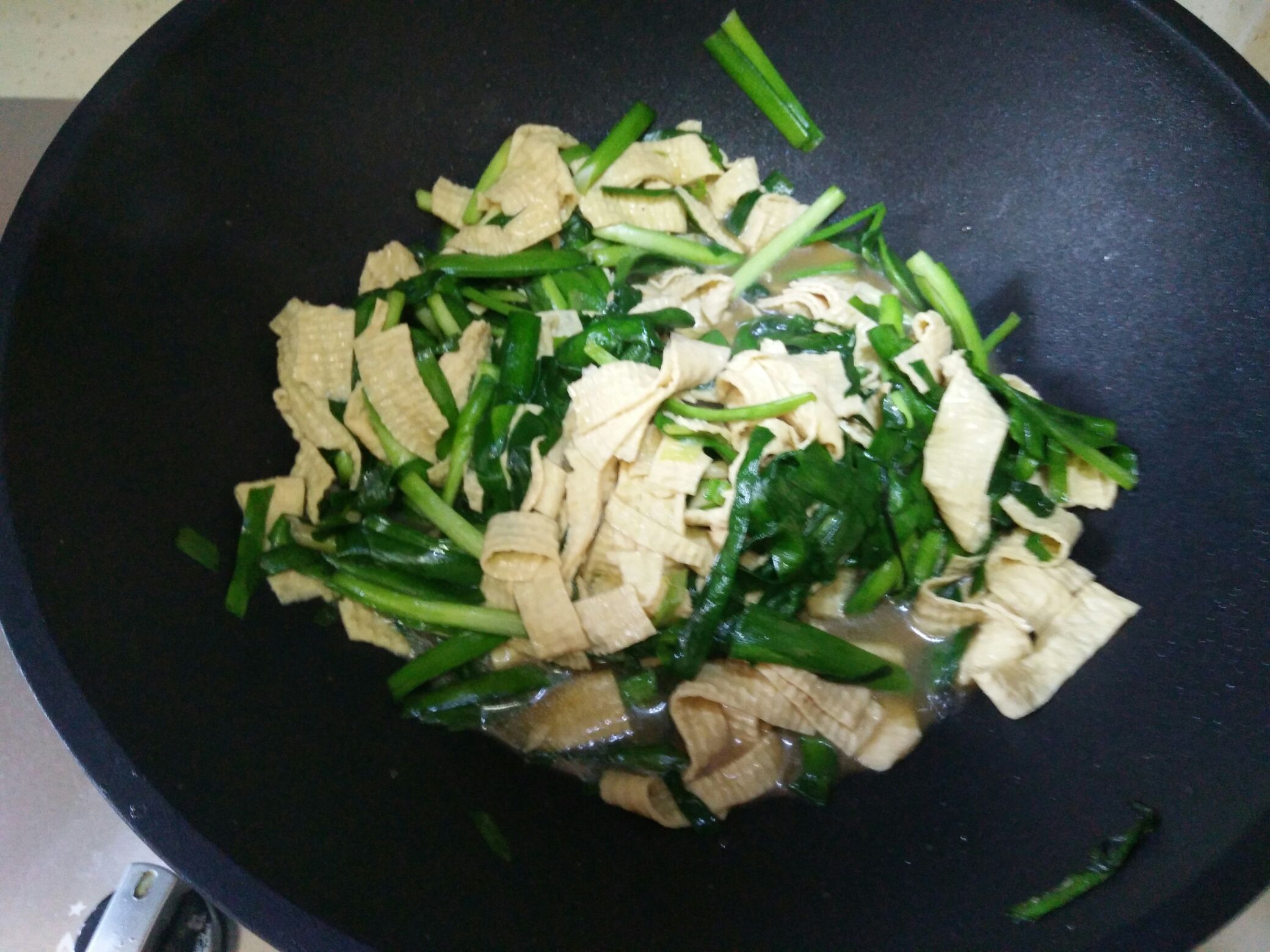 韭菜炒厚豆腐皮的做法-家常味炒菜譜