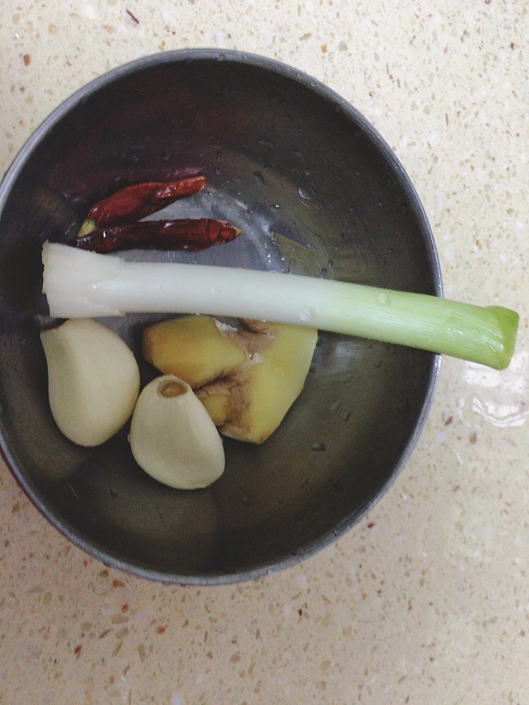 黃骨魚(yú)燉豆腐的做法-香辣味燉菜譜