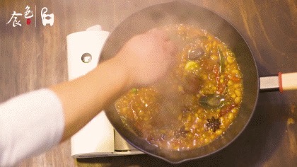 黃豆燒豬尾！超級好吃的家常菜，學會了這道菜，誰還去吃紅燒肉和大豬蹄子啊？的做法-咸鮮味燒菜譜