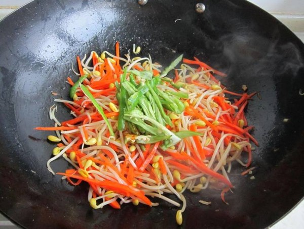 胡蘿卜黃豆芽炒肉的做法-家常味炒菜譜