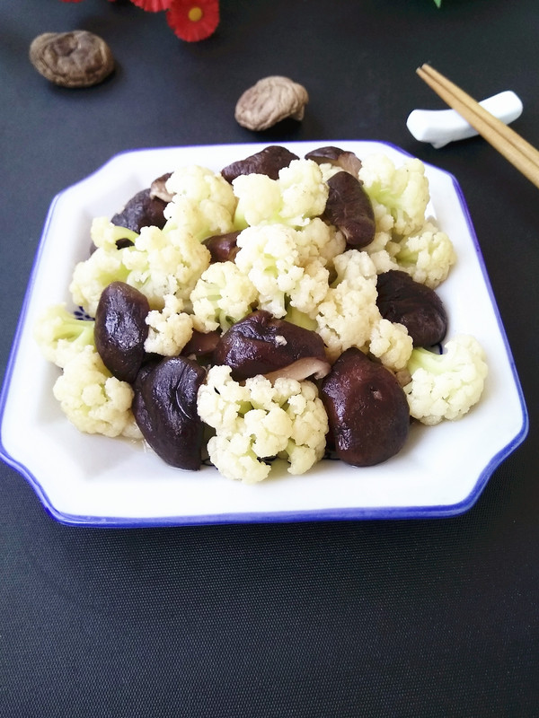 香菇炒菜花的做法-家常味炒菜譜-易網健康養生網 香菇炒菜花的做法-家常味炒菜譜