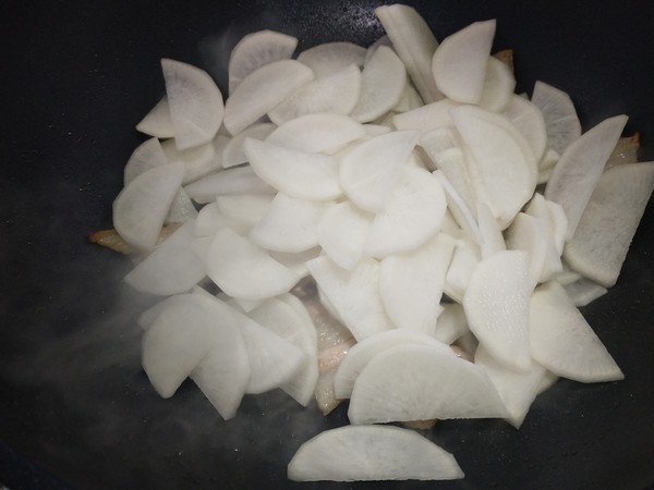 五花肉燒蘿卜的做法-家常味炒菜譜