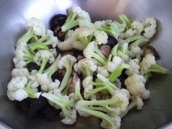 香菇炒菜花的做法-家常味炒菜譜-易網健康養生網 香菇炒菜花的做法-家常味炒菜譜