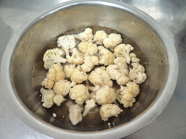 香菇炒菜花的做法-家常味炒菜譜-易網<a href=http://www.gyfww.com/ target=_blank class=infotextkey>健康養生</a>網 香菇炒菜花的做法-家常味炒菜譜