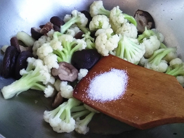 香菇炒菜花的做法-家常味炒菜譜-易網健康養生網 香菇炒菜花的做法-家常味炒菜譜