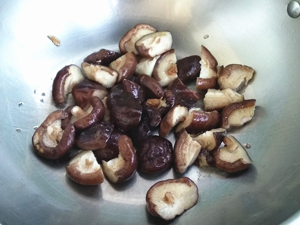 香菇炒菜花的做法-家常味炒菜譜-易網健康養生網 香菇炒菜花的做法-家常味炒菜譜