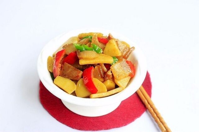 土豆燜咸肉的做法-家常味燜菜譜