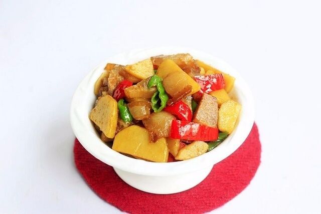 土豆燜咸肉的做法-家常味燜菜譜