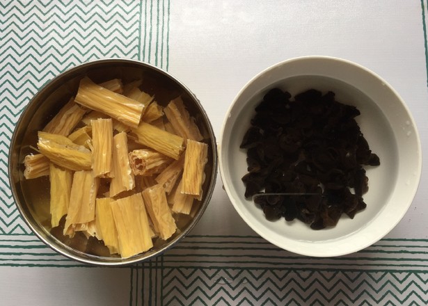 芹菜炒黑木耳的做法-家常味炒菜譜