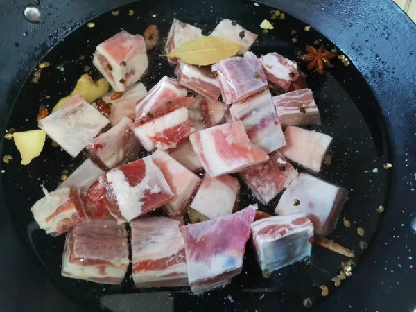 紅燜羊排的做法-家常味燉菜譜-易網(wǎng)健康養(yǎng)生網(wǎng) 紅燜羊排的做法-家常味燉菜譜