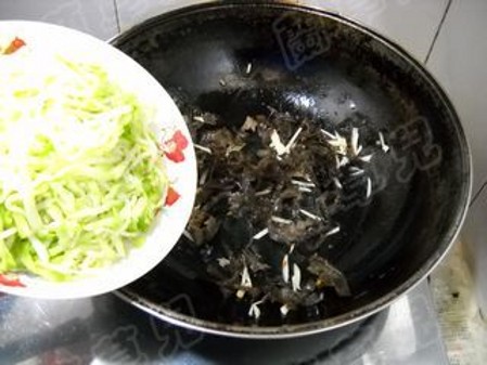 鮮榨菜木耳肉絲的做法-咸鮮味炒菜譜