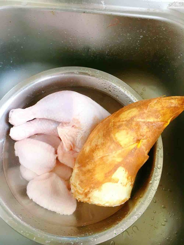 春筍奔跑雞的做法-咸鮮味燉菜譜