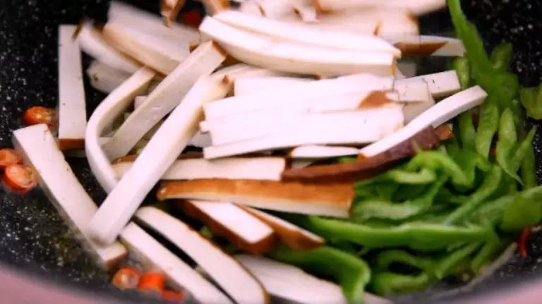 水芹炒香干的做法-家常味炒菜譜