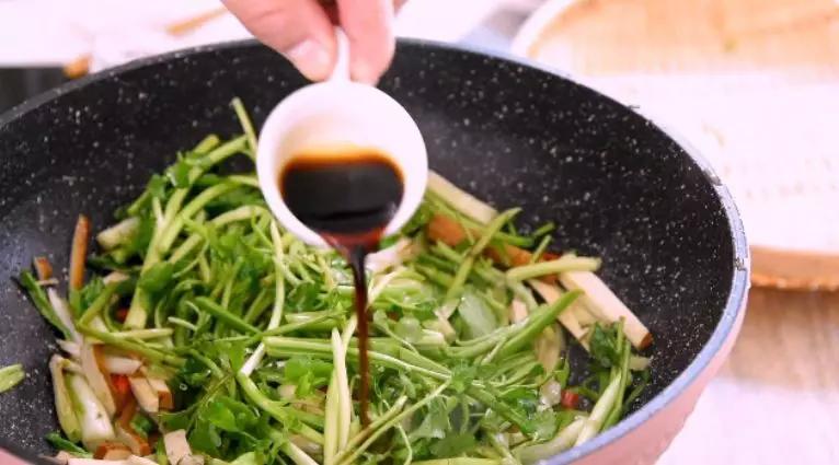 水芹炒香干的做法-家常味炒菜譜