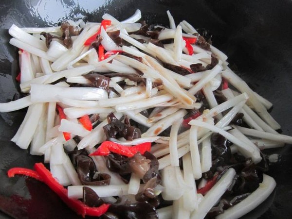 黑木耳炒大白菜梗的做法-家常味炒菜譜