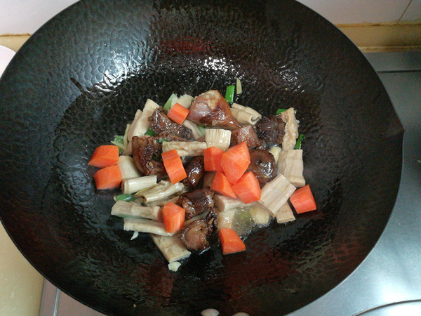 醬鴨燉筍干的做法-家常味燉菜譜-易網健康養生網 醬鴨燉筍干的做法-家常味燉菜譜