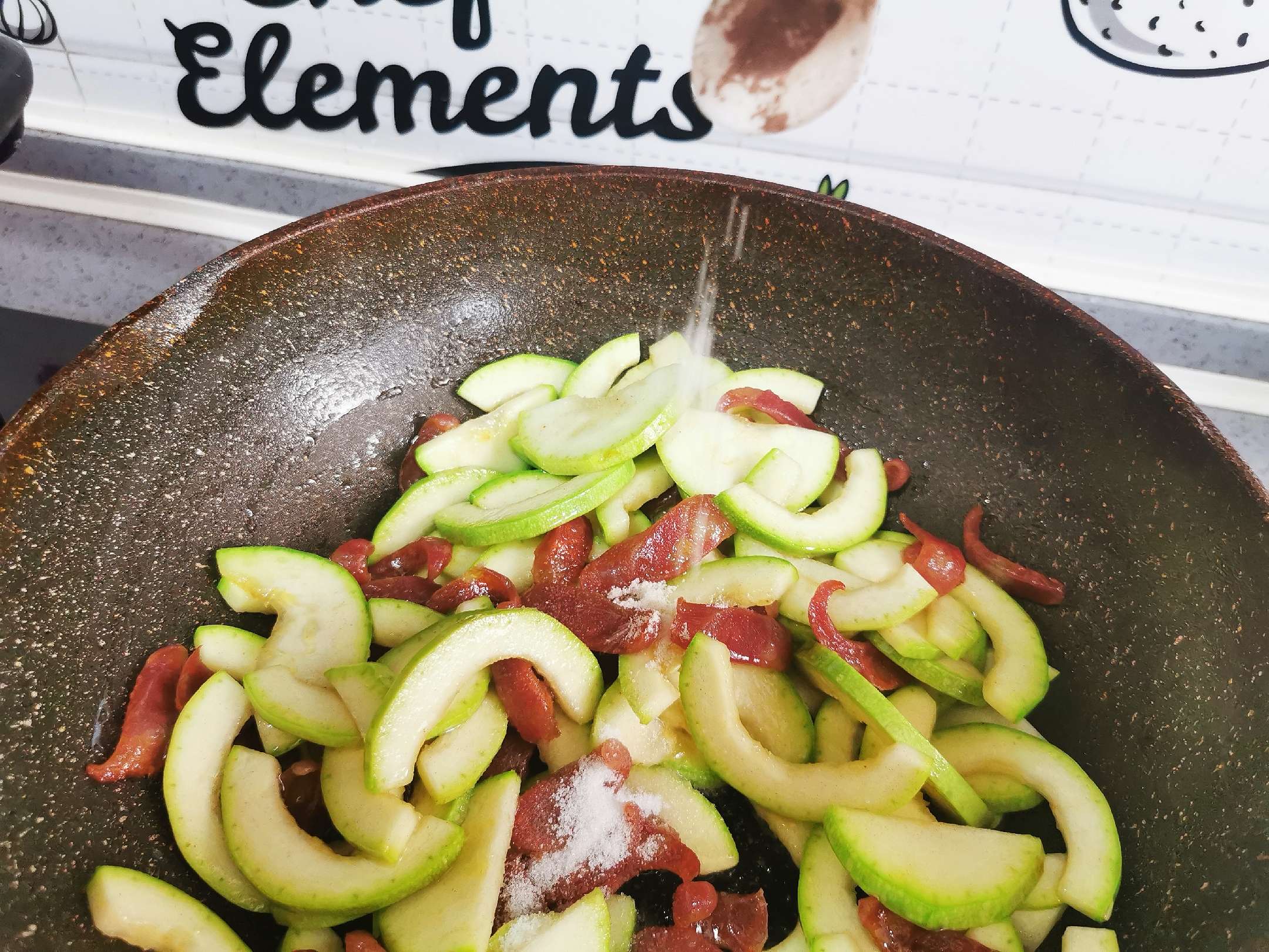 臘腸炒西葫蘆的做法-家常味炒菜譜