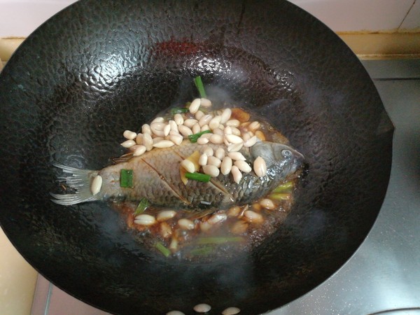 鯽魚花生仁燉烤麩的做法-家常味燉菜譜