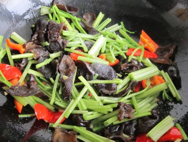 毛芹木耳炒雞蛋的做法-家常味炒菜譜