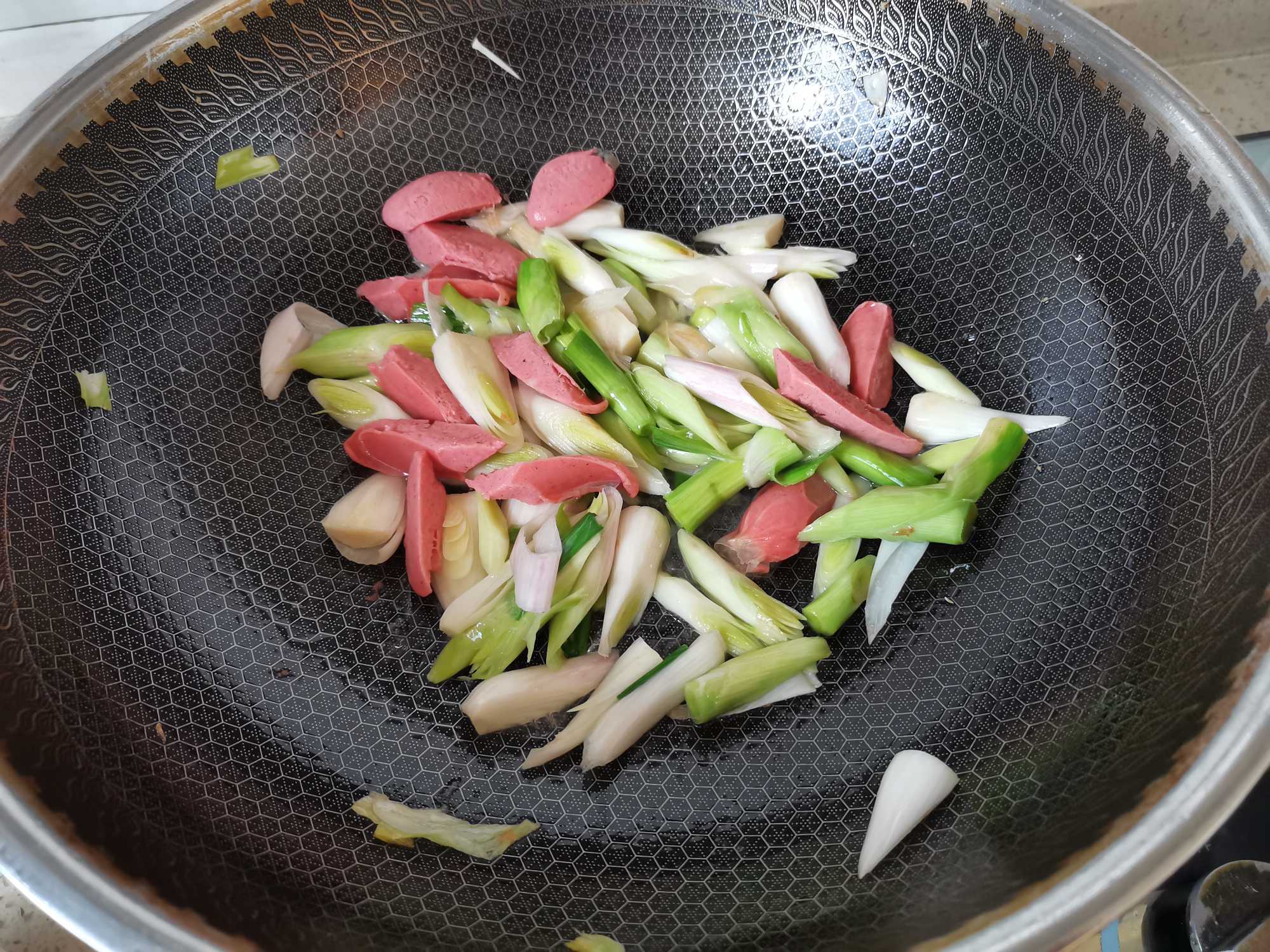 蒜苗紅腸炒雞蛋的做法-咸鮮味炒菜譜