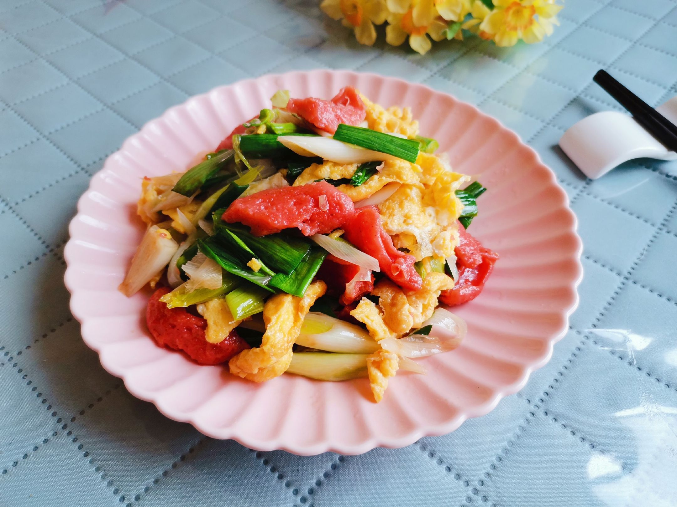 蒜苗紅腸炒雞蛋的做法-咸鮮味炒菜譜