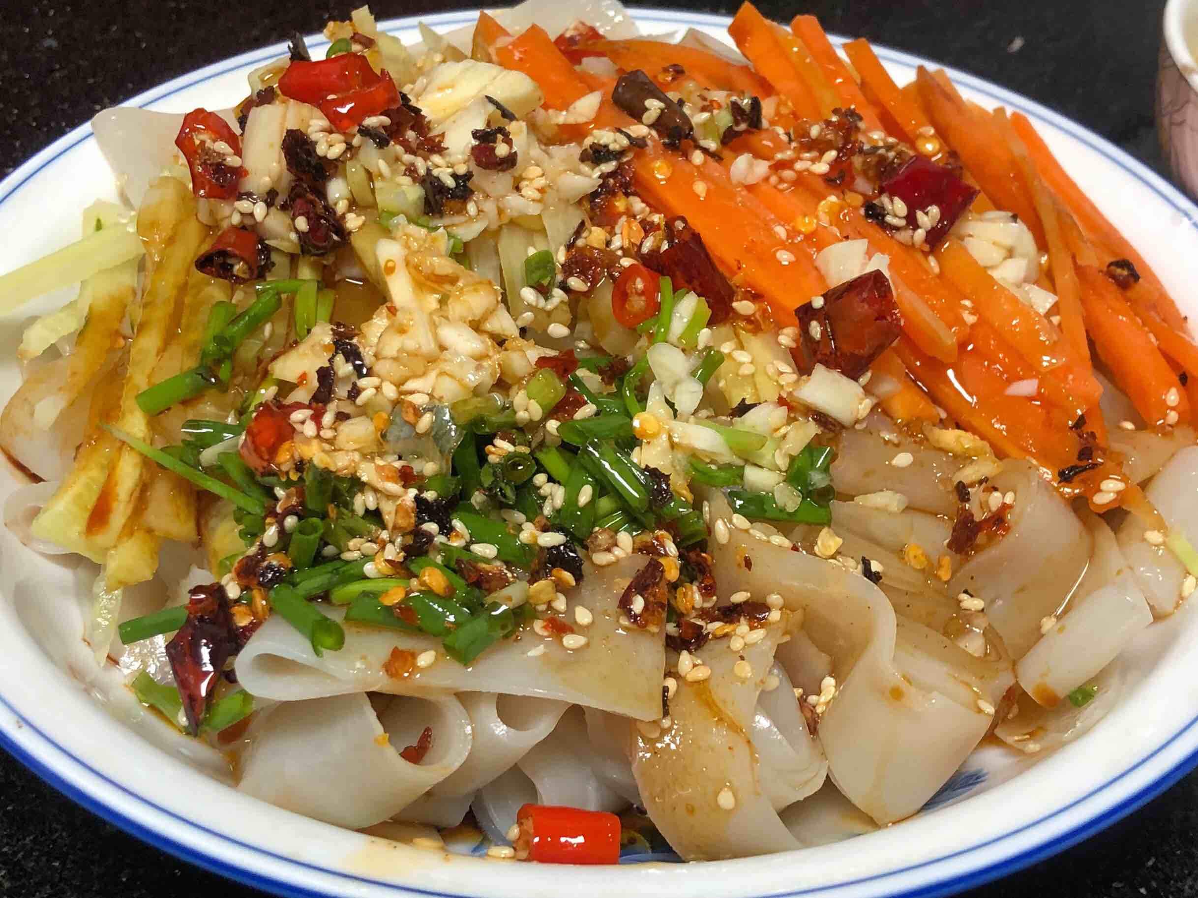 簡單易做滴涼皮的做法-酸辣味蒸菜譜