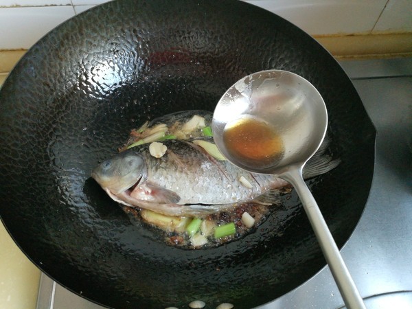 寬粉針菇燉鯽魚的做法-家常味燉菜譜