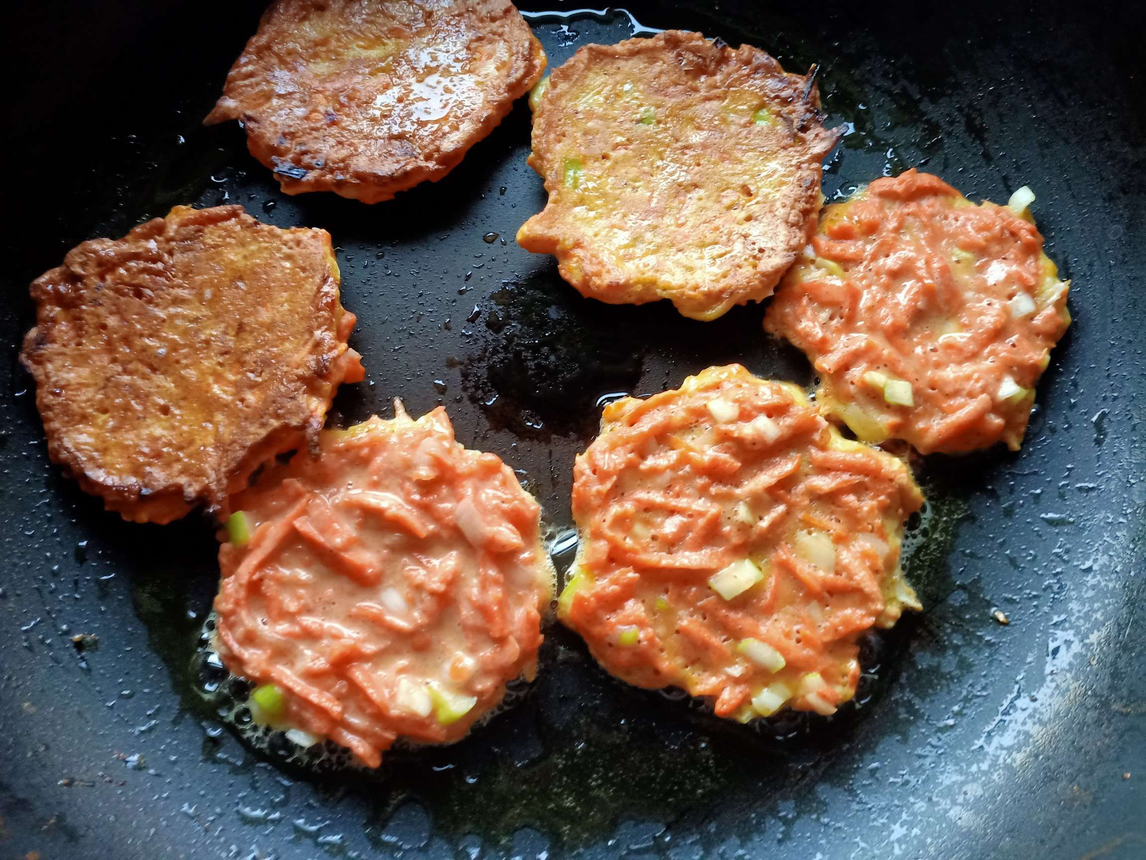 胡蘿卜雞蛋餅的做法-咸鮮味煎菜譜