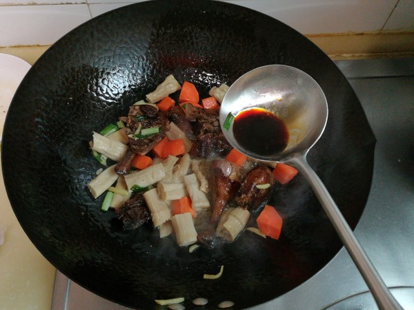 醬鴨燉筍干的做法-家常味燉菜譜-易網健康養生網 醬鴨燉筍干的做法-家常味燉菜譜