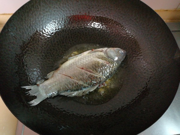 鯽魚花生仁燉烤麩的做法-家常味燉菜譜