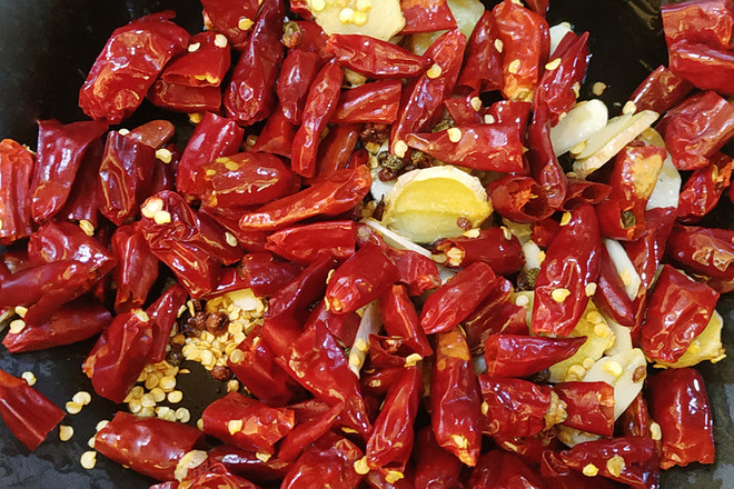辣子雞丁的做法-麻辣味炒菜譜