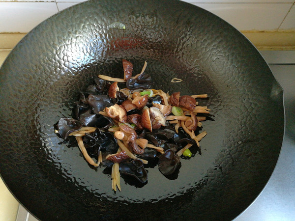 烤麩燴菜的做法-家常味燴菜譜-易網健康養生網 烤麩燴菜的做法-家常味燴菜譜