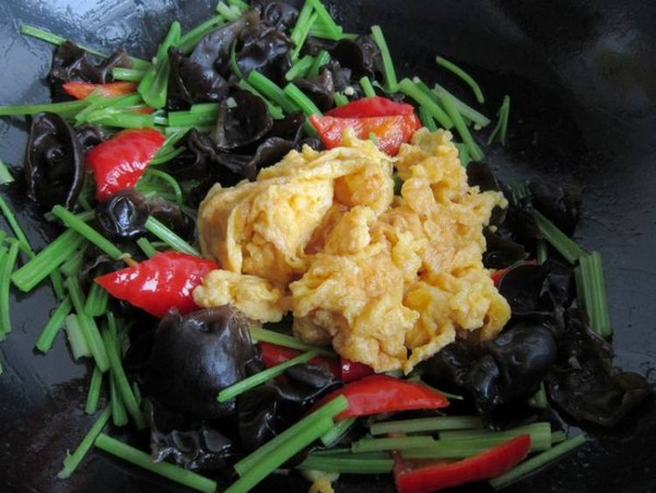 毛芹木耳炒雞蛋的做法-家常味炒菜譜