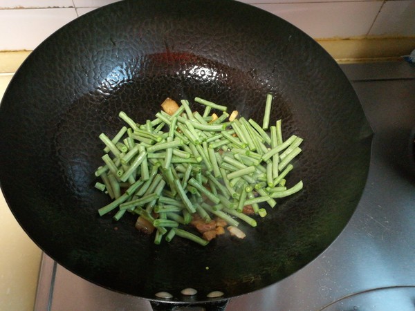 回鍋肉炒長(zhǎng)豆角的做法-家常味炒菜譜