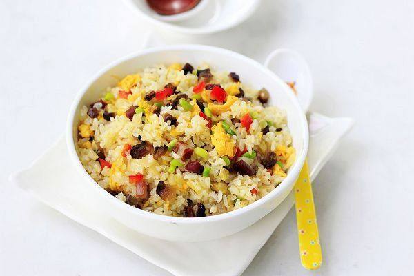 泡菜臘肉蛋炒飯的做法-咸鮮味炒菜譜