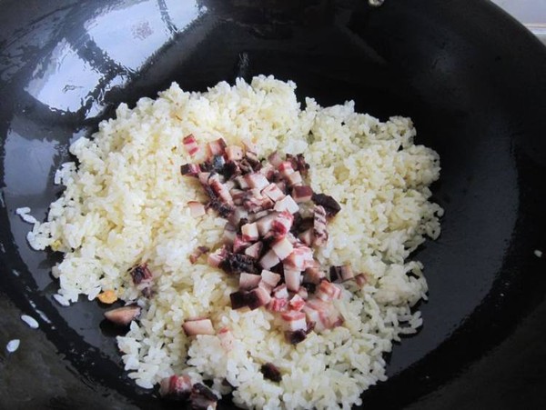 泡菜臘肉蛋炒飯的做法-咸鮮味炒菜譜